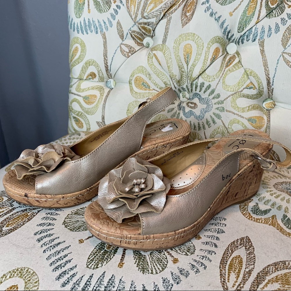 BOC Gold Leather Flower Platform Wedge Size 9 - Picture 1 of 4